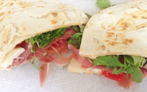 Meu almoço de ontem: piadina con rucola, prosciutto crudo, mozzarella e pomodorini.