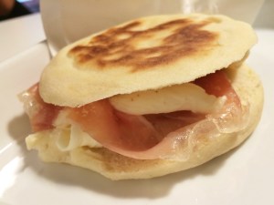 Tigella do Jazz Club: prosciutto crudo (presunto cru) e mozzarella