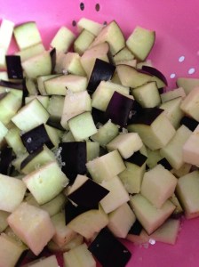 Berinjela com sal grosso, para sair o amargo