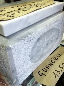 Caixinha de mármore na qual o lardo é curado