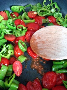 Esprema os tomatinhos com cuidado... e tente não emporcalhar tudo...!