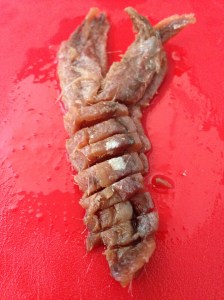 Alici - aqui era só o começo do trabalho, precisa picar bem menor do que isso, tá?