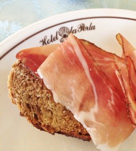 Pão delicioso e speck estupendo