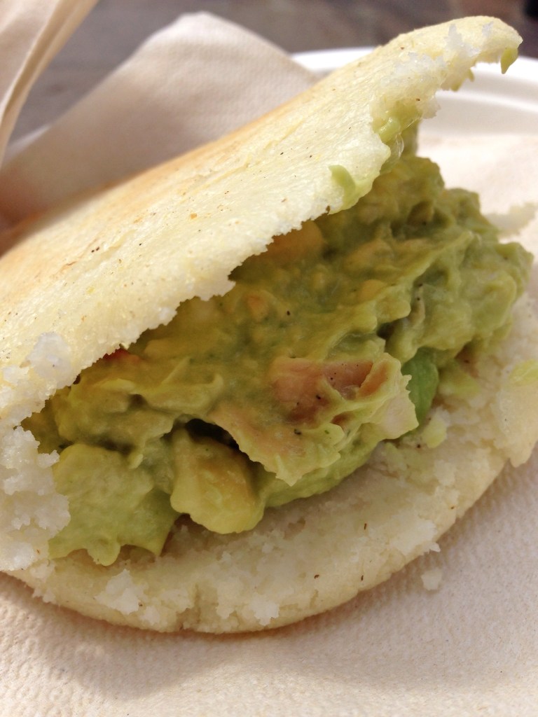 arepa com frango e  abacate