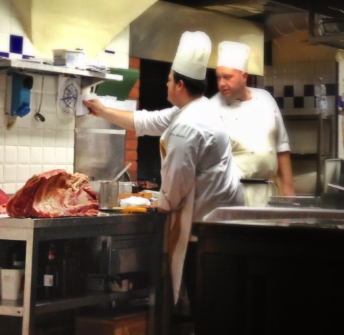 Entendeu o tamanho dos cozinheiros? Agora, imagina o tamanho da peça de bistecca...