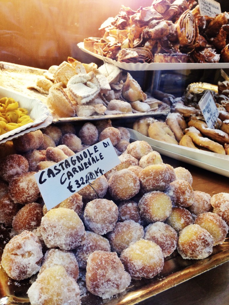 Castagnole (e fritelle di mela escondidinhas à direita)