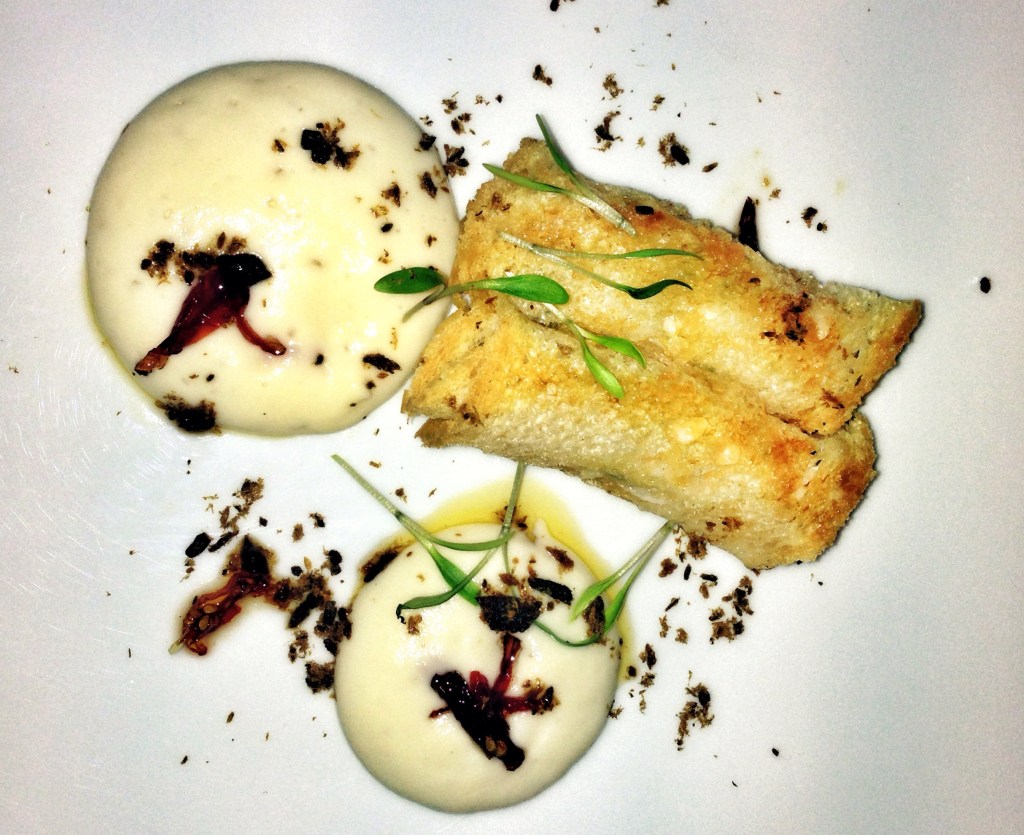 Rolinho crocante de scampi, creme de couve-flor, tomate seco e coentro