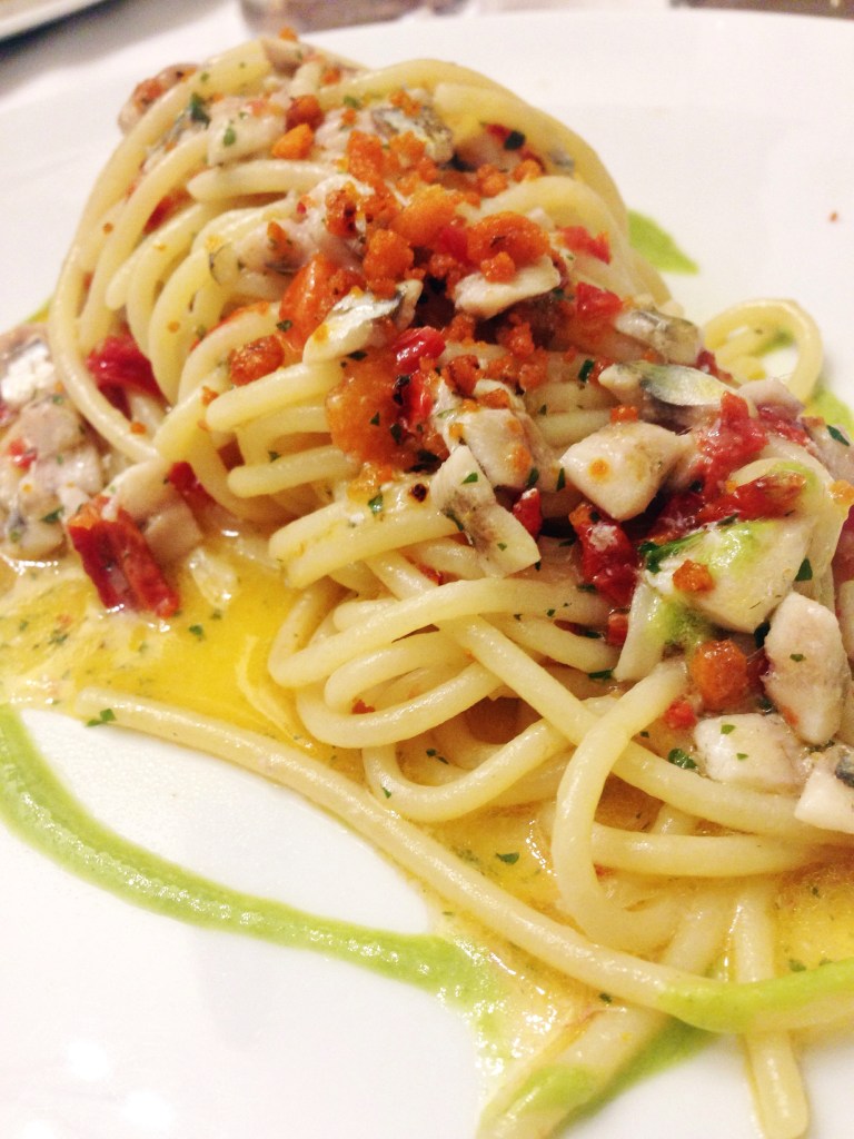 Spaghetti con pomodori, alici, colatura di alici e profumo di finocchietto selvatico