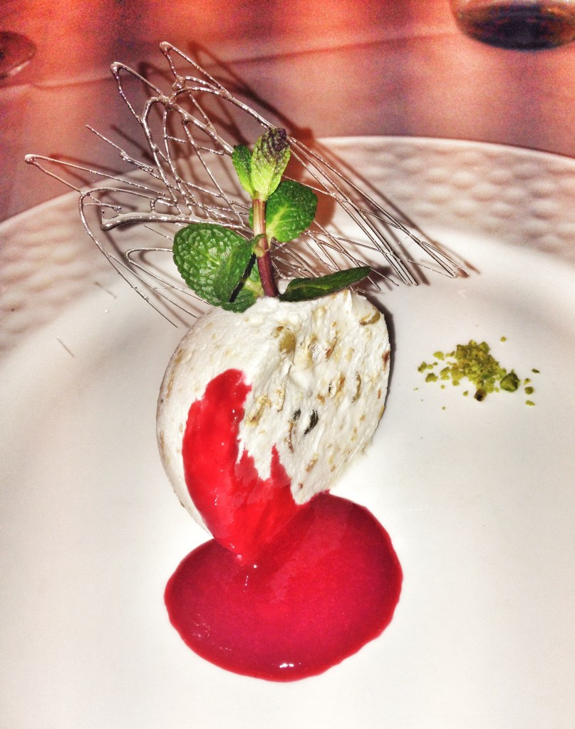 Semifreddo de frutas secas com molhinho de framboesa