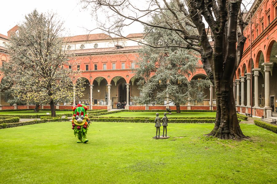 Foody, o mascote da EXPO, passeando por Milão (fonte: https://www.facebook.com/Expo2015Milano.it)