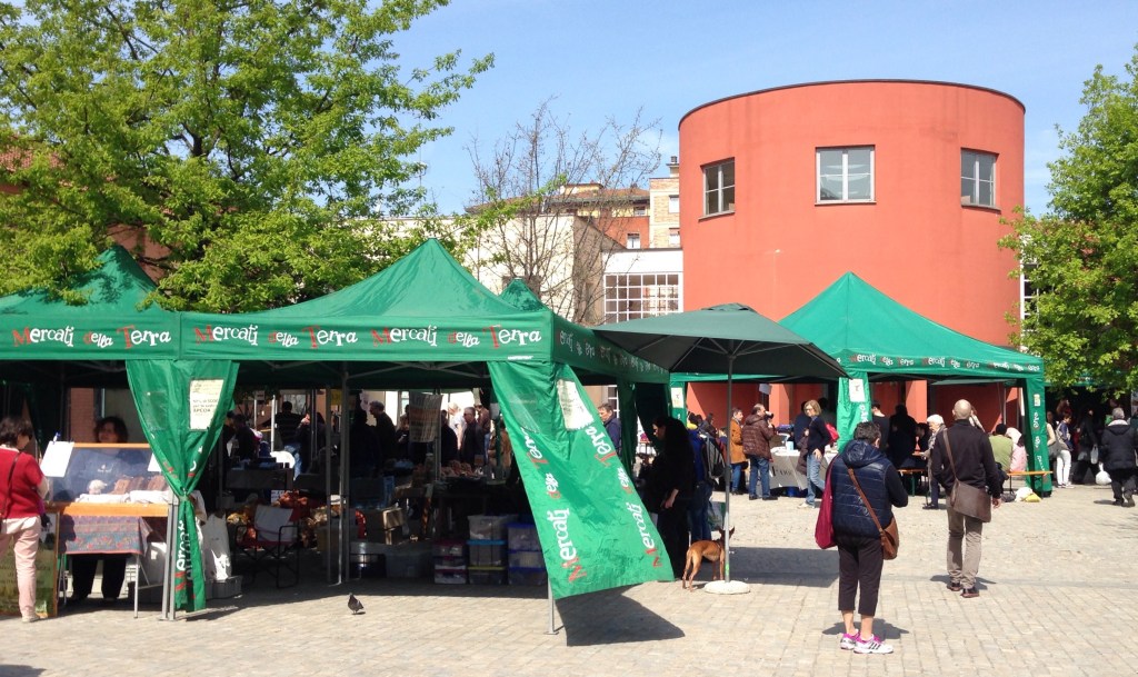 Barraquinhas e a cinemateca atrás